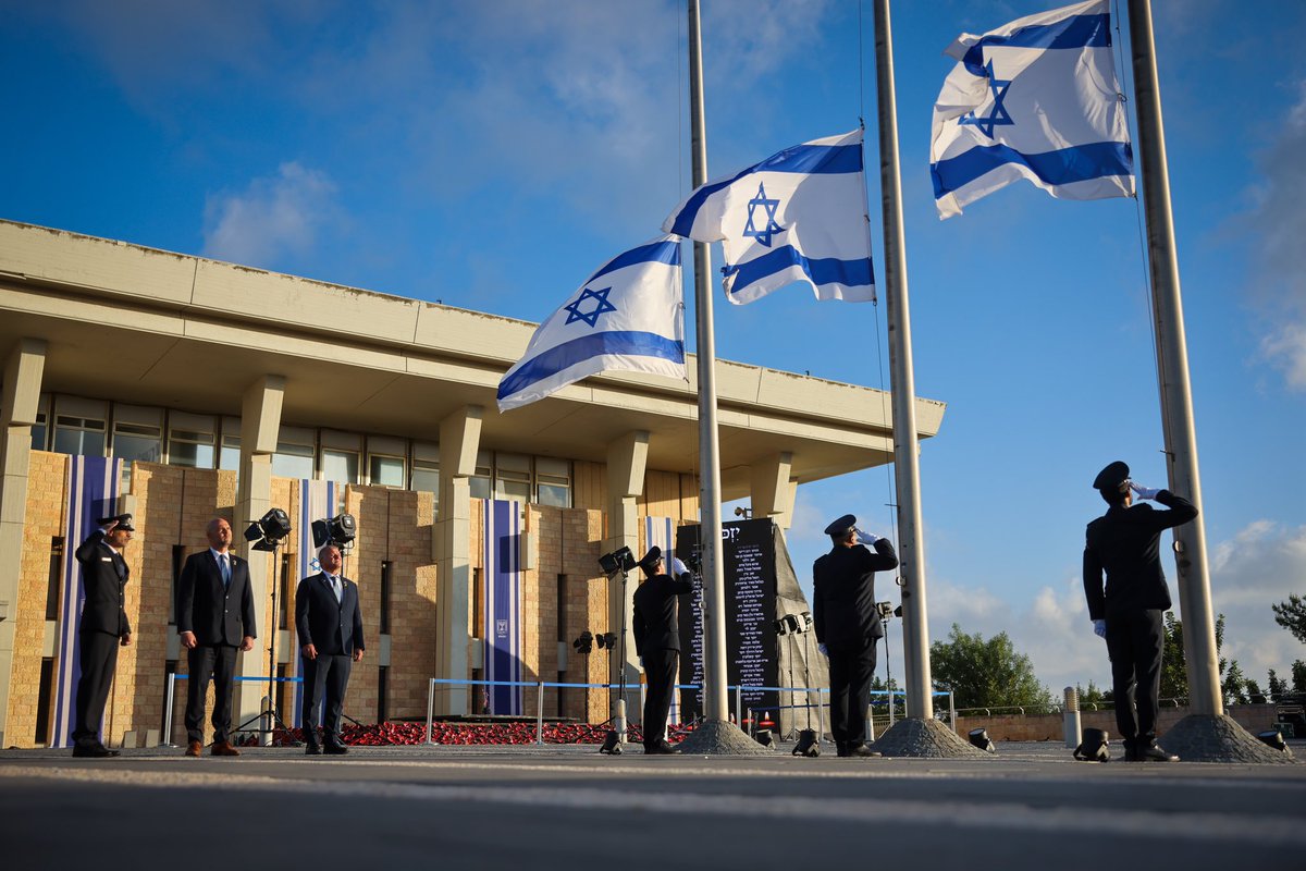 לזכרם של גיבורי האומה ויקיריה, חללי מערכות ישראל ונפגעי פעולות האיבה, הכנסת מורידה את הדגל לחצי התורן.