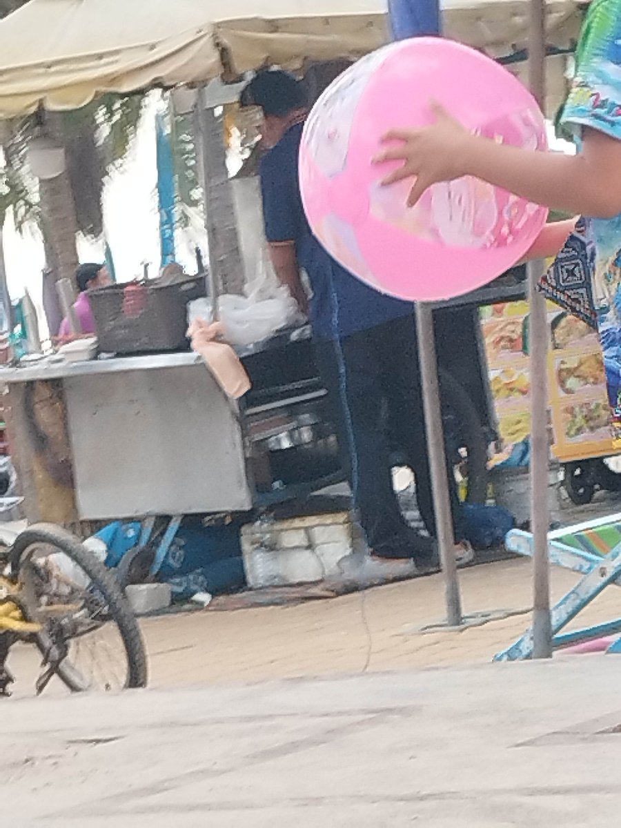 Girls like to play with a pink beach ball. #beachball #ビーチボール