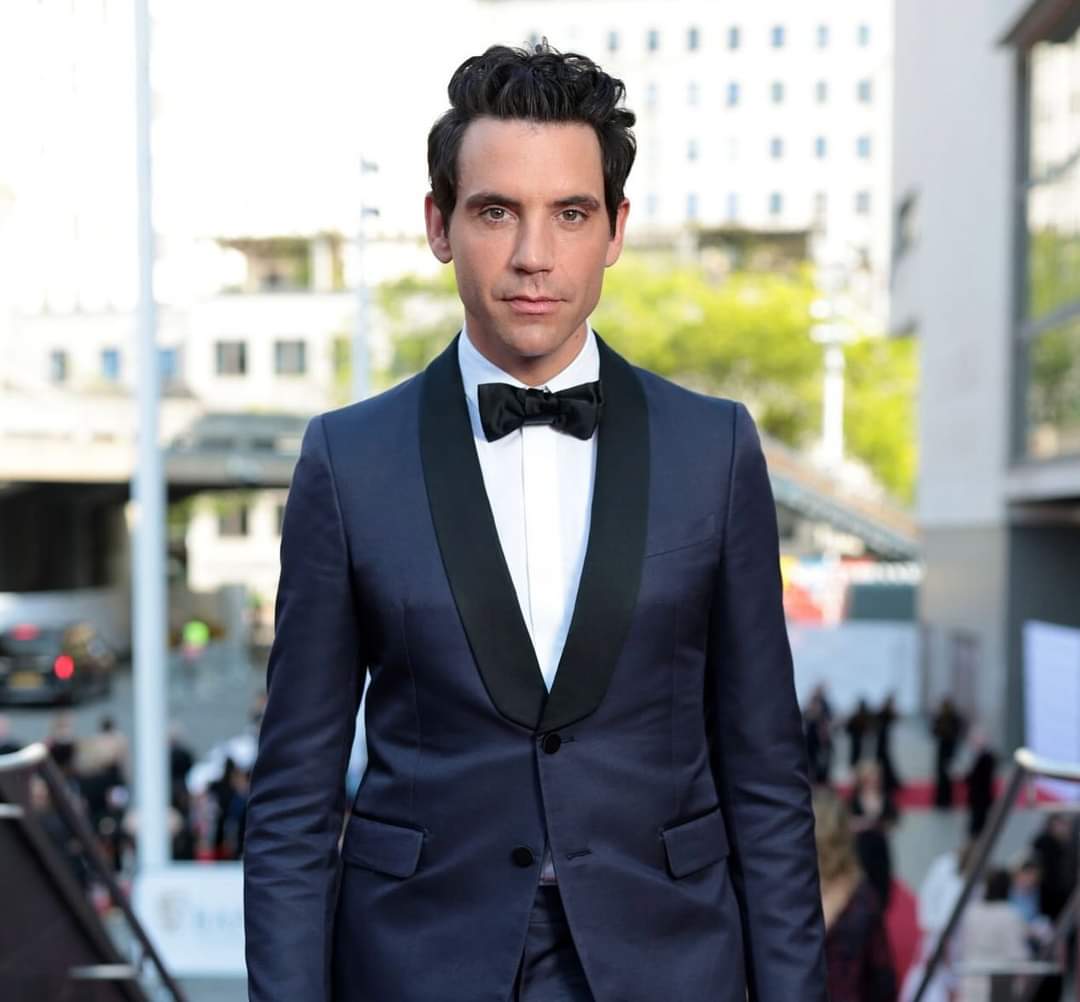 Mika in 2009 🤝 Mika in 2024 🤓🖤🤍