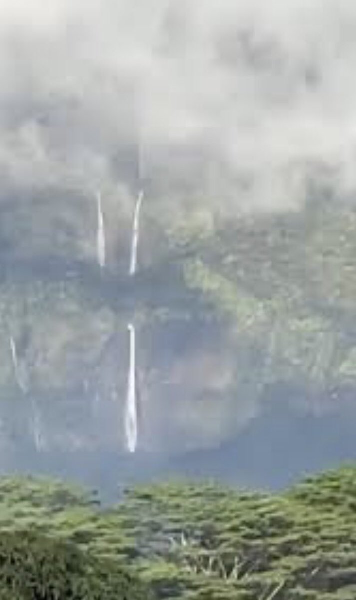 uthorcdswanson's tweet image. #SundayFunday for me is off-roading #Kauai in the #rain.  Muddy as heck but still #beautiful.