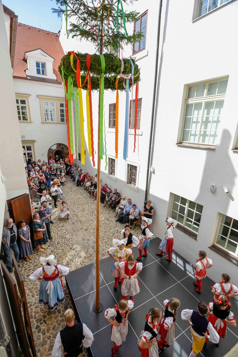 nmp_plzen's tweet photo. Jak jsme u nás dodrželi tradici stavění máje můžete posoudit sami. Postavit máj ve vnitrobloku měšťanského domu v centru Plzně je opravdu umění :-) Přesto v této tradici míníme pokračovat i do budoucna. Moc rádi Vás u nás v muzeu uvidíme! https://t.co/c35ZGEEMxn