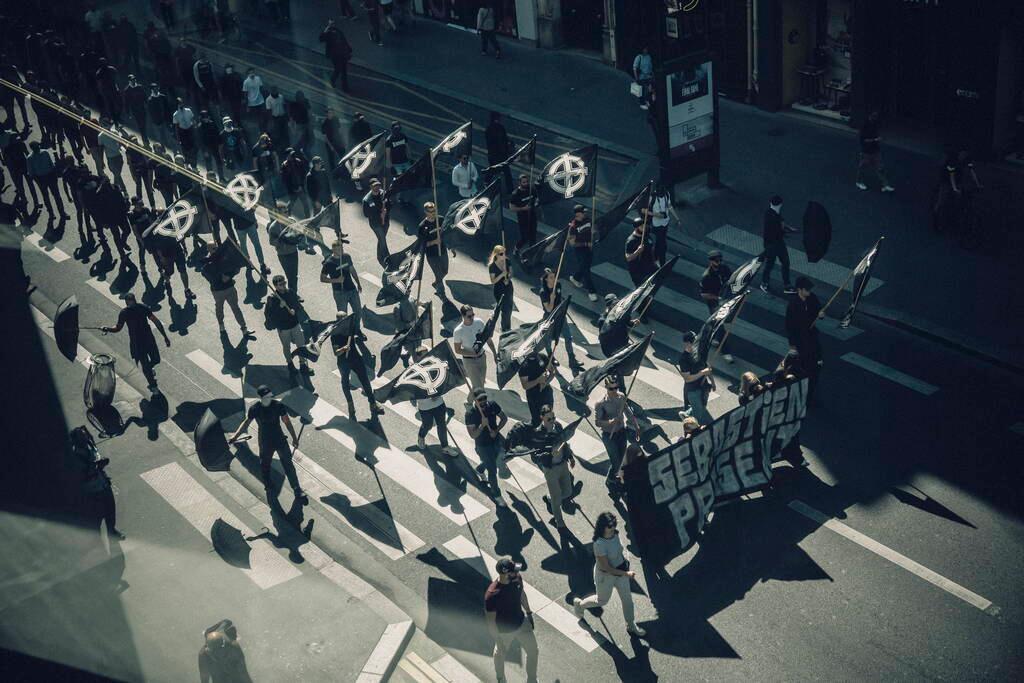 💬 «Il faut interdire l’utilisation de la croix celtique» ❌ Au lendemain du défilé à Paris de quelque 500 néofascistes et néonazis, vêtus de noirs et souvent masqués, le socialiste @ArthurDelaporte appelle l’Assemblée à légiférer. ➡️ bit.ly/3yrqjZG