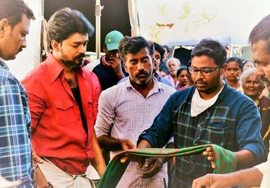 Throwback 🎥: Unseen Click from Mersal - #ThalapathyVijay & 'Don' Director Cibi as Assistant director..⭐