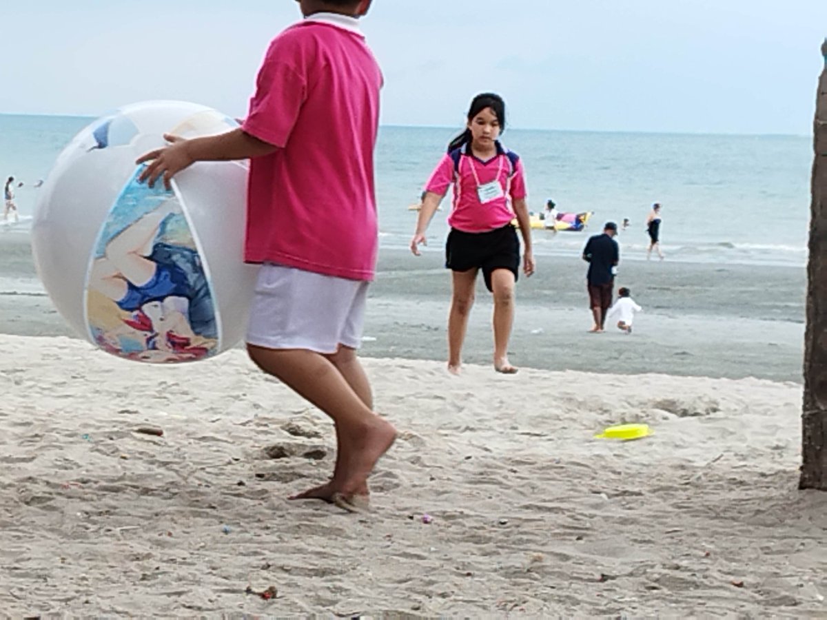 Kids like to play with a big beach ball. #beachball #ビーチボール