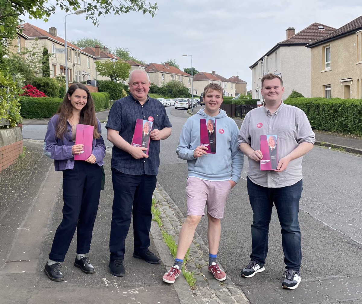 Busy day in Parkhouse with local councillor @Fiona__Higgins and the Labour team. Lots of people telling us they are feeling let down by two failing governments, the Tories and the SNP, and that they want change #VoteScotLab24 #win24 #LabourDoorstep