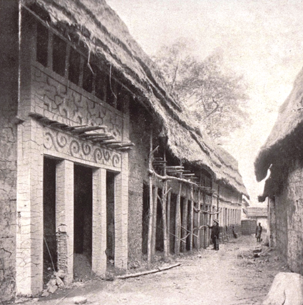 Akan architecture, leading into a street