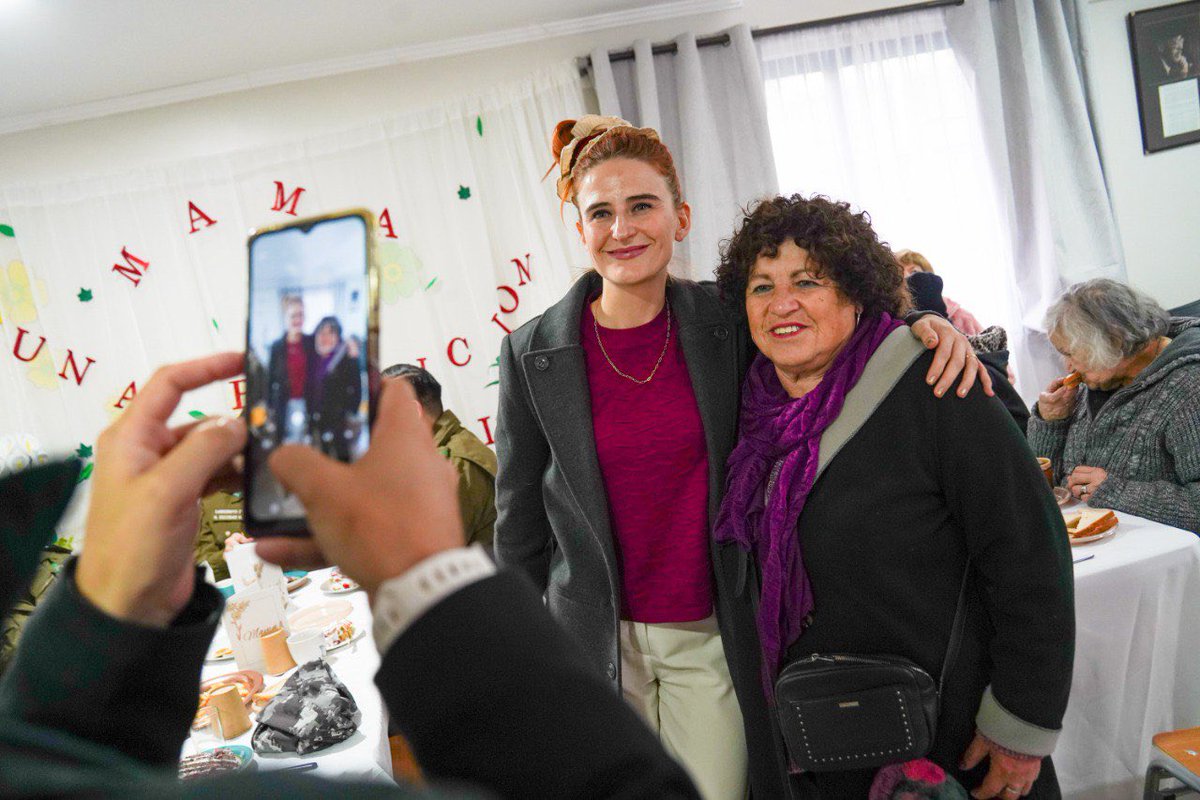 ¡Día de la Madre en Villa Amapolas! La alcaldesa @EmiliaRiosS fue invitada a compartir una rica once con mujeres mayores de la Junta de Vecinos Amapolas en el marco del Día de la Madre ✨💜 🫱🏽‍🫲🏼En la ocasión, donde también participó el concejal Germán Sylvester, las vecinas