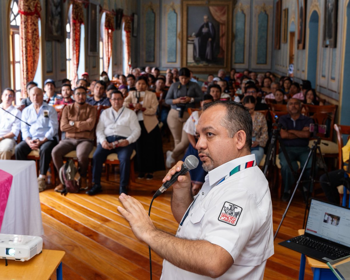 WagnerVelezTor1's tweet photo. 🔥🫂🇪🇨 Compartimos con empresarios y emprendedores de la Provincia de Imbabura en Cotacahi la socialización del proyecto emblemático del Centro Regional de Faenamiento en SD.
Hermanando cantones y provincias por el fortalecimiento productivo.
@GADCotacachi_ @GADsantodomingo https://t.co/AnU2eXdUCF