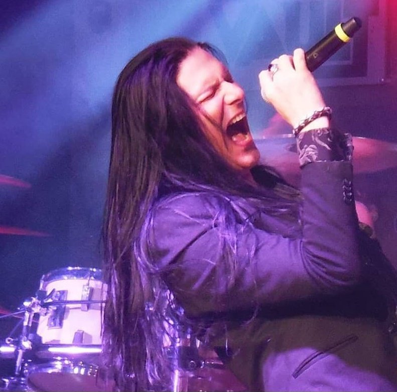 Todd @todddammitkerns sings with so much power and passion! 🔥🎤⚡Love it!! ♥
Credit photo owner📷
#ToddKerns #superstar #heartandsoul #topvocalist