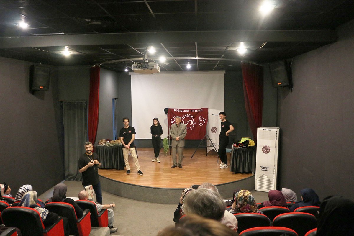 Sakaryabld's tweet photo. Yaşlı Destek Merkezimize (YADEM) üye olan büyüklerimizle “Hatırla Beni” tiyatro oyununu izledik 👏🏼🎭
#YADEM
https://t.co/ZiHCaUEUun https://t.co/p1eIvOf9OQ