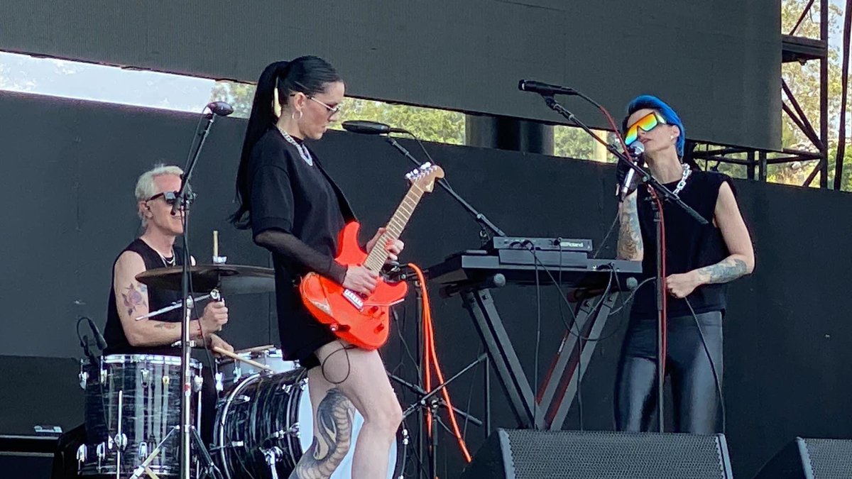 Feeling fortunate and grateful for such a lovely day of music and friends, old and new. @cruelworldfest was a blast and everyone in @LEATHERSmusic had the best day! 💜
