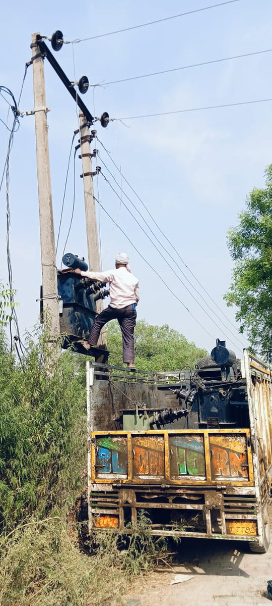 12.05.2024 जनपद-फतेहपुर में विद्युत ब्यवस्था को बेहतर करने हेतु उपकेंद्र आबू नगर में RDSS योजना के अंतर्गत सेकंड पॉइंट वर्क का कार्य किया जा रहा है। @MD_PuVVNL @ceelec_ald @UppclChairman @aksharmaBharat