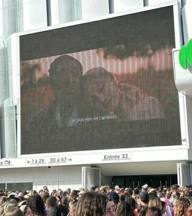 TheSwiftSociety's tweet photo. 🎶| The trailer to "Wicked" was broadcasted at The Eras Tour #ParisTheErasTour https://t.co/vRwpJqaBqr