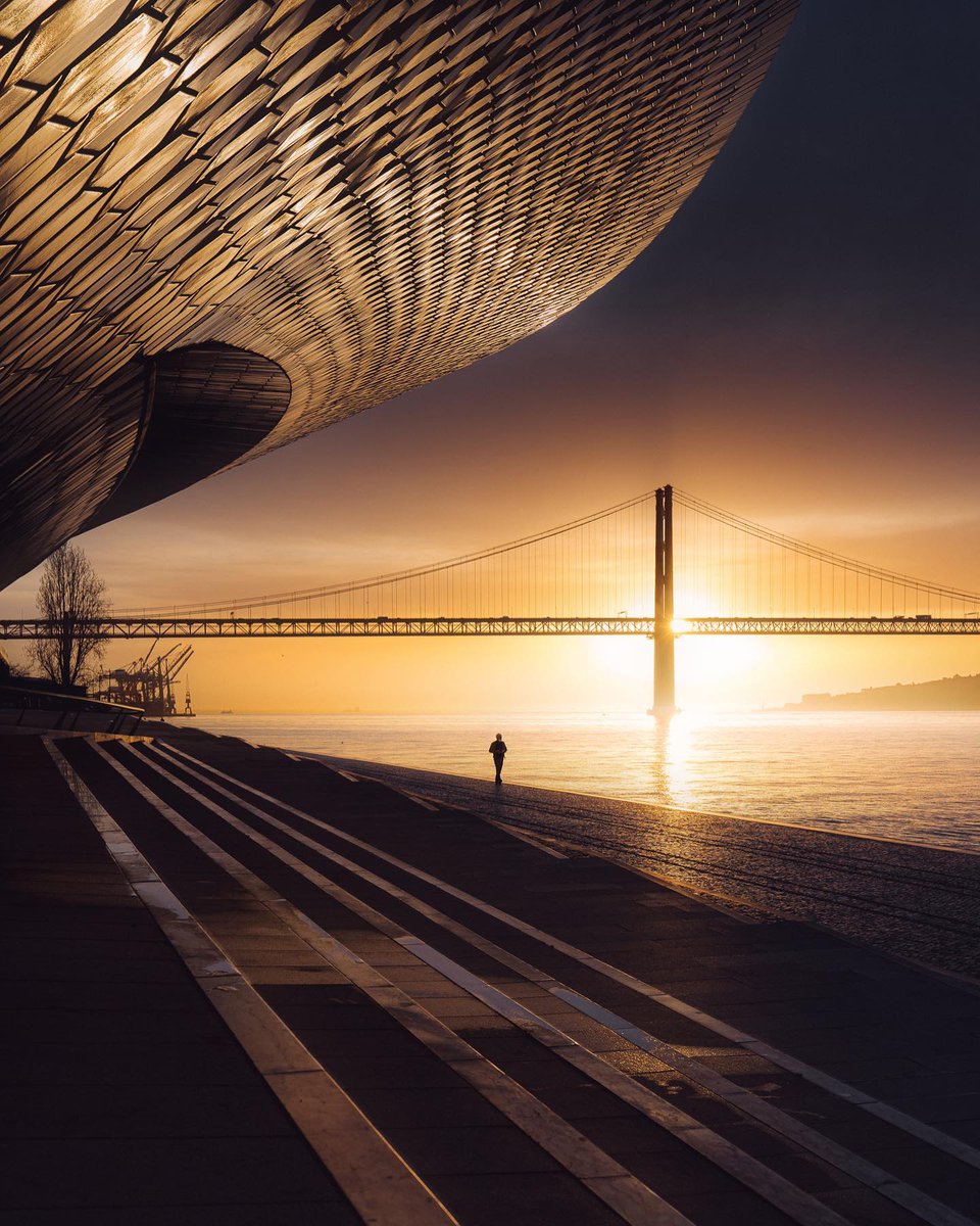 The miracle of a sunrise after you've waited in the dark.
© Thomas Kakareko
#Lisboa 
#streetphotography