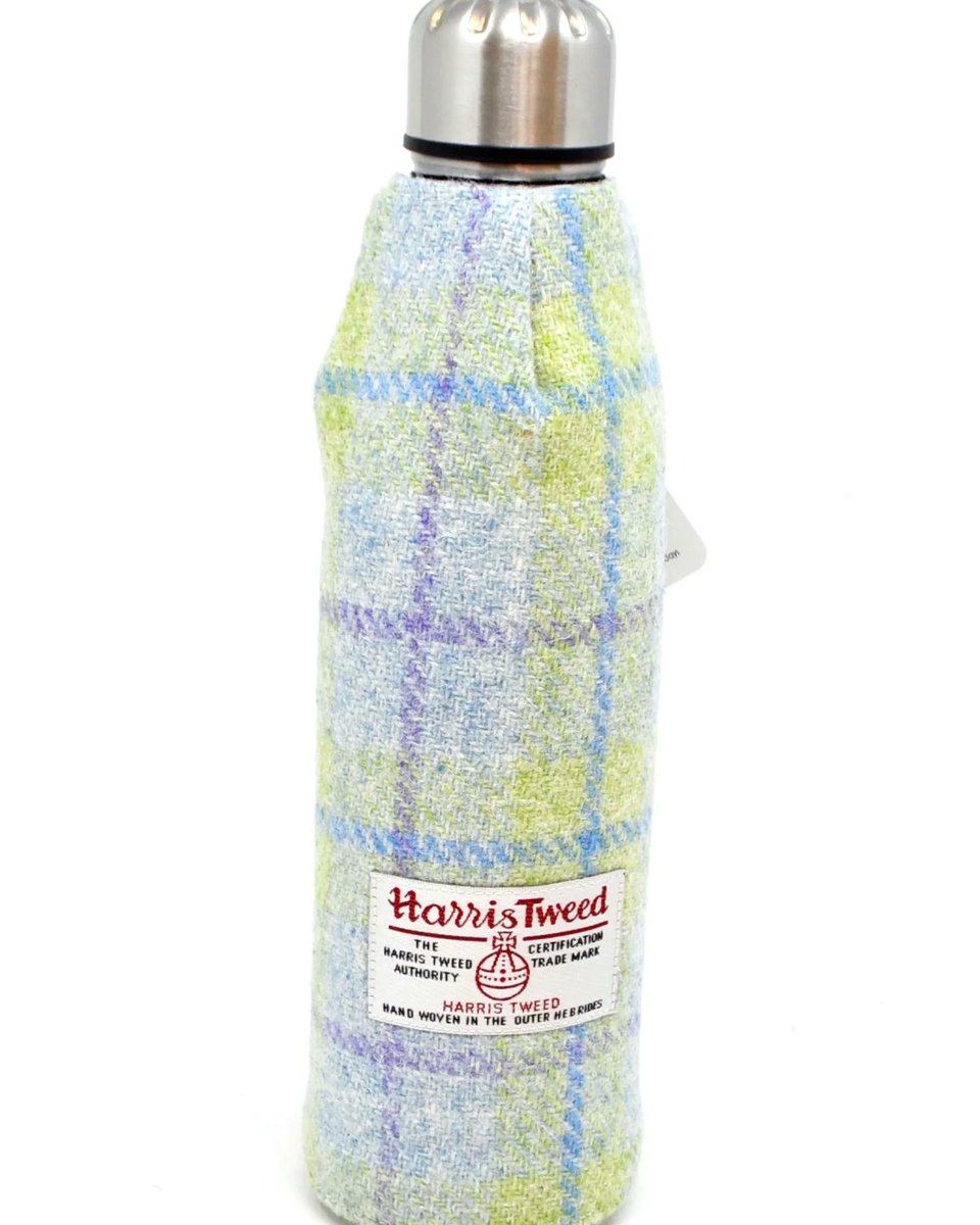 Upgrade your sips with our Green Harris Tweed Thermos Flask! ☕️🍀 Keep your drinks hot, all wrapped up in a washable, removable green tweed sleeve. Sip in style and stay eco-friendly! ♻️ #HarrisTweedElegance #harristweed #tweed #thermosflask #harristweedthermosflask