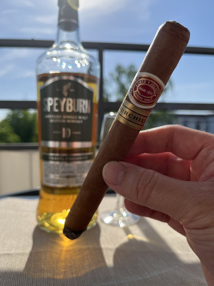 Official balcony season opening with the @SpeyburnWhisky 10y, perfectly paired with a Romeo Y Julieta Churchills 🥃💨😋 Summer can come ☀️🙌 #speyburnwhisky #speysidewhisky #whisky #singlemalt #whiskytime #whiskytim #whiskytasting #cigar #whiskycigarpairing #sunshine