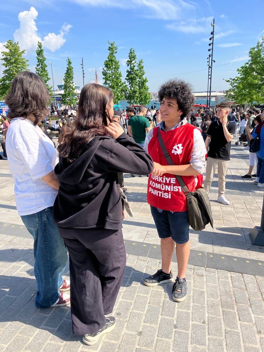 Ülkemizde iktidar eliyle eğitimin dinselleştirilmesine karşı laik, bilimsel ve ücretsiz eğitim hakkını savunan Türkiye Halk Temsilcileri Meclisi’nin başlattığı imza kampanyasına destek çalışması yaptık. Eğitimin temel bir hak olmaktan çıkartılıp iktidarın dinselleşme ve