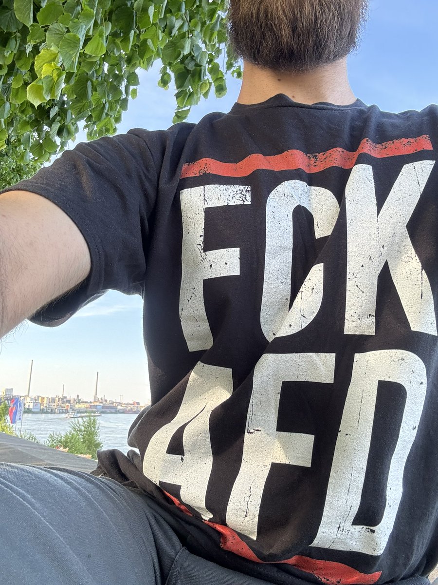 Das richtige Outfit um in Krefeld am Rhein zu chillen 😎 hier laufen genug von denn Bücklingen lang ☺️
#FCKNZS #FCKAFD #Landesverräter #WirSindDieBrandmauer