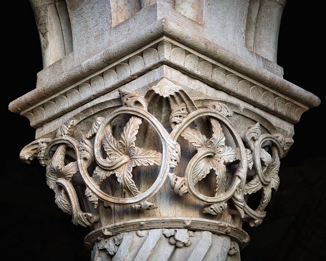 Capitel del claustro románico del Monasterio cisterciense de San Andrés de Arroyo, Palencia 📷 @romanicoespana