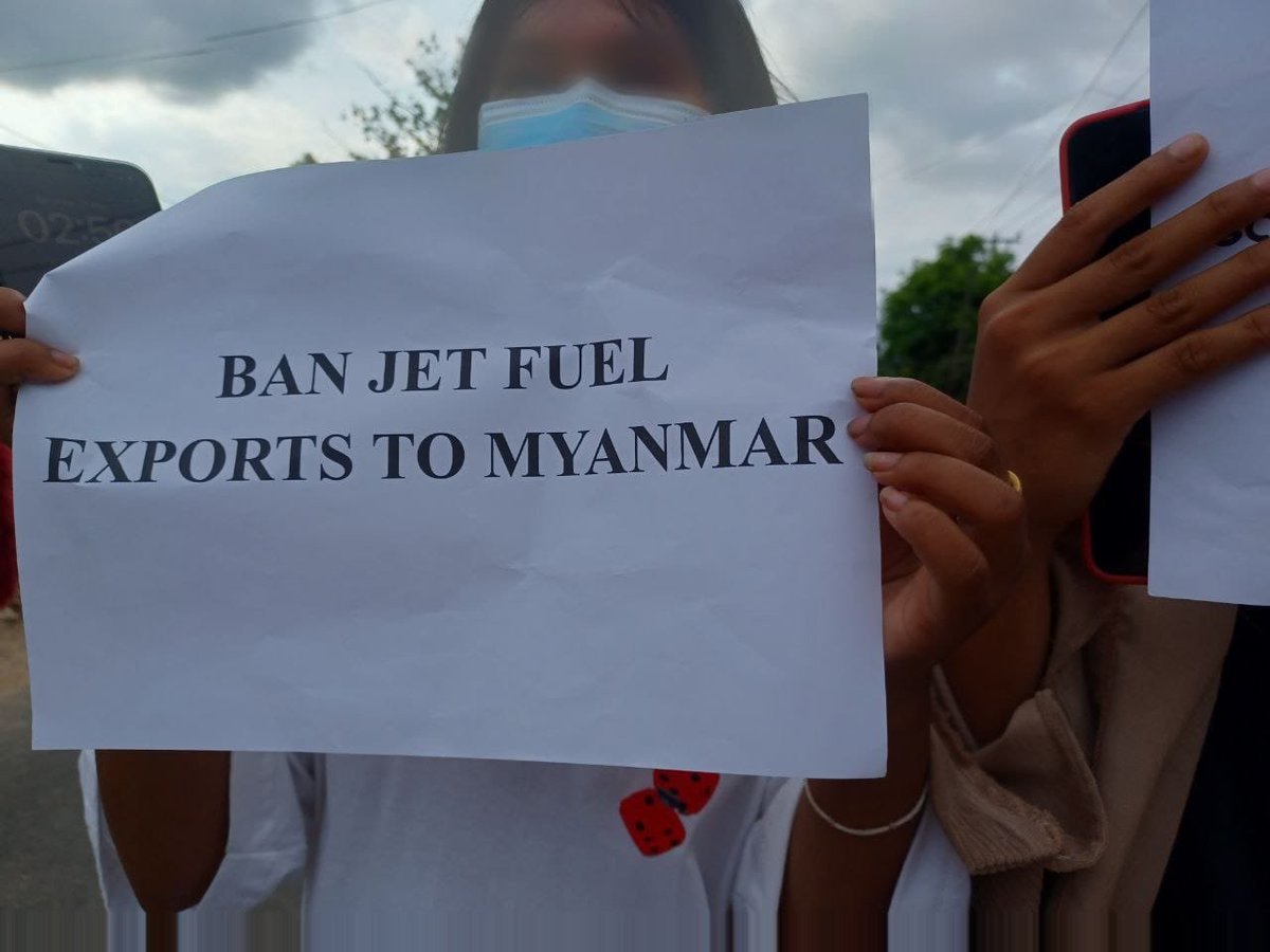 bloodmoney22222's tweet photo. USA, UK, EU_ Ban The Export of jet fuel to Myanmar.
Protesters led by the Democracy Movement Strike Committee(Dawei) staged a protest, asking the US, UK, and EU to stop jet fuel sales to the Myanmar military junta this afternoon. #SanctionAviationFuel #DDMSC https://t.co/rBG8NkTrkK