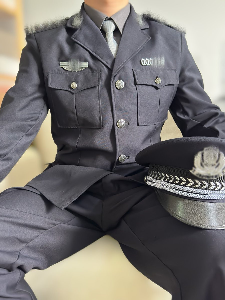 再复古一下，还是铁灰比较庄严。