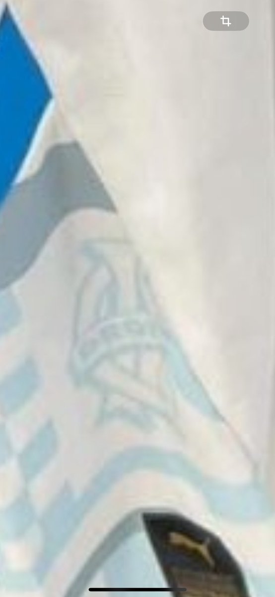 Quelqu’un a fait attention à l’ancien logo sur le bas du maillot ?