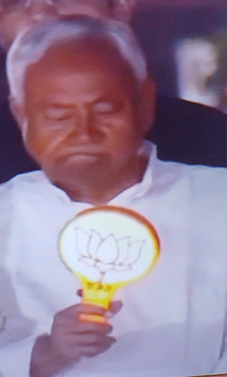 Shocking 🔥🔥
He once dreamt to be the Prime Minister

He was the tallest leader of Bihar

He was a mass leader

He had influence in a lot of states

Today, he has been reduced to a sidekick of Modi who has to hold a different party chinese toy in rallies. 

The fall of Nitish…