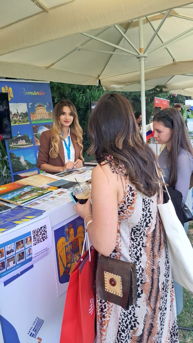 Interest for studies/scholarships/trips in 🇷🇴 &our >17 years of membership to the 🇪🇺 EU family, today with visitors at our stand, celebrating #Europe in #Athens! Grateful to Rebeca, Denisa&Anisia, our interns, for their excellent job! #EuropeDay #9mai #YouAreEU #UnitedinDiversity