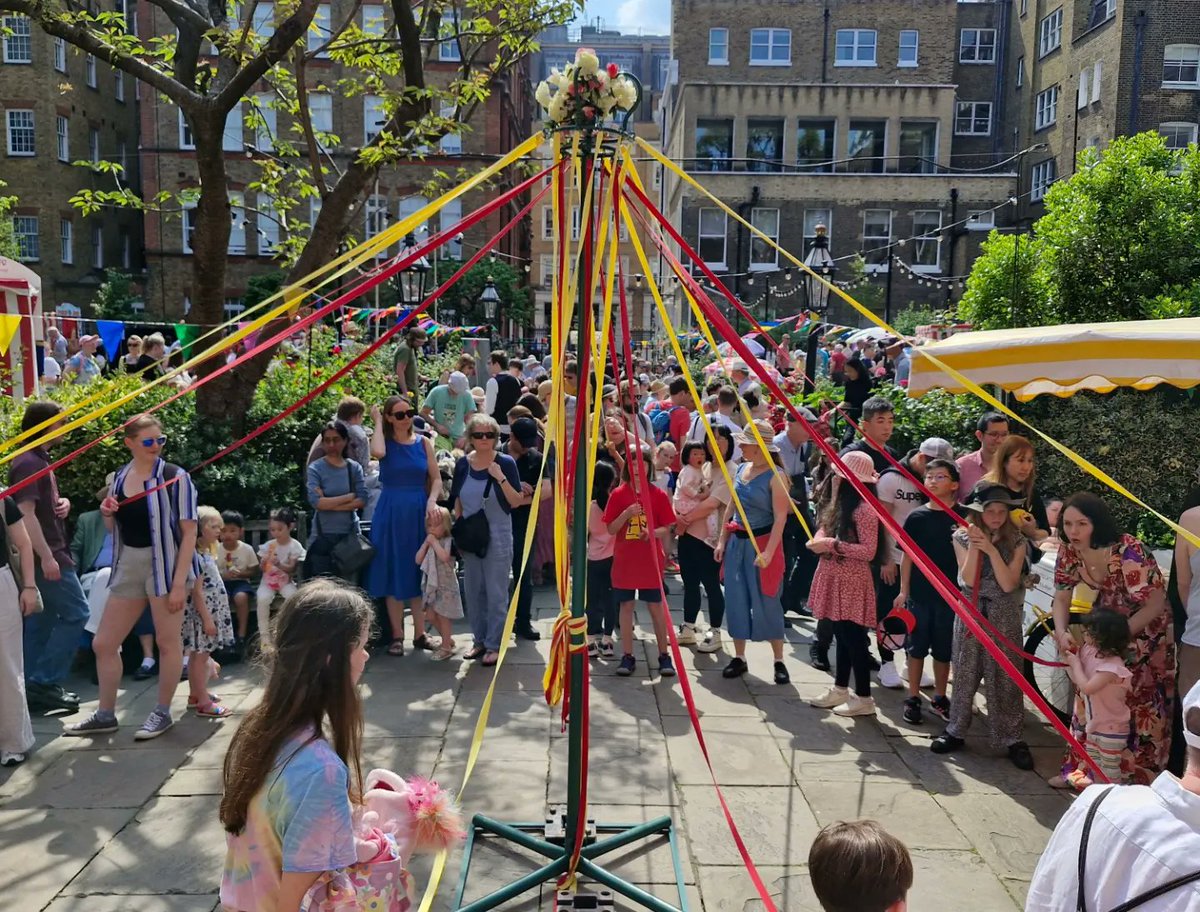 A glorious day for the #punchandjudy festival in the garden of St Paul's #CoventGarden. Lots of Punch & Judy performances, all slightly different & very silly but the children absolutely loved them.

Nearby 1662 #SamuelPepys saw 1st known performance in England
#summerinlondon