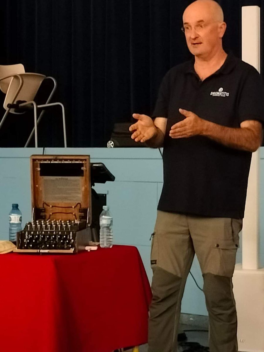 El CuARTelillo
Oscar Font i la màquina Enigma ens van visitar ahir a l’Espai Port. La màquina de les comunicacions nazis de la segona guerra mundial, amb la que Alan Touring va poder descodificar els missatges. 
#elcuartelillo #elportdelaselva #cultura