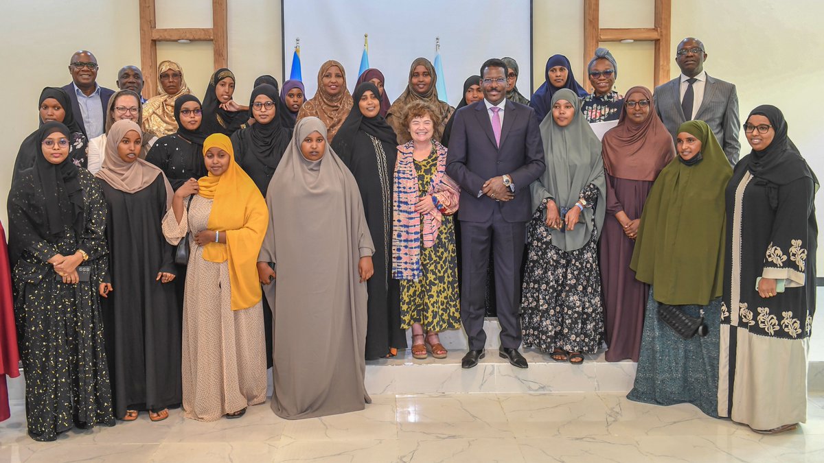 Continuing her farewell visits with #Somali leaders, @UN Special Representative @CatrionaLaing1 today visited #Galmudug where she welcomed that Federal Member State’s recent achievements in the fight against female genital mutilation (#FGM). Full article: unsom.info/3JXnC4J