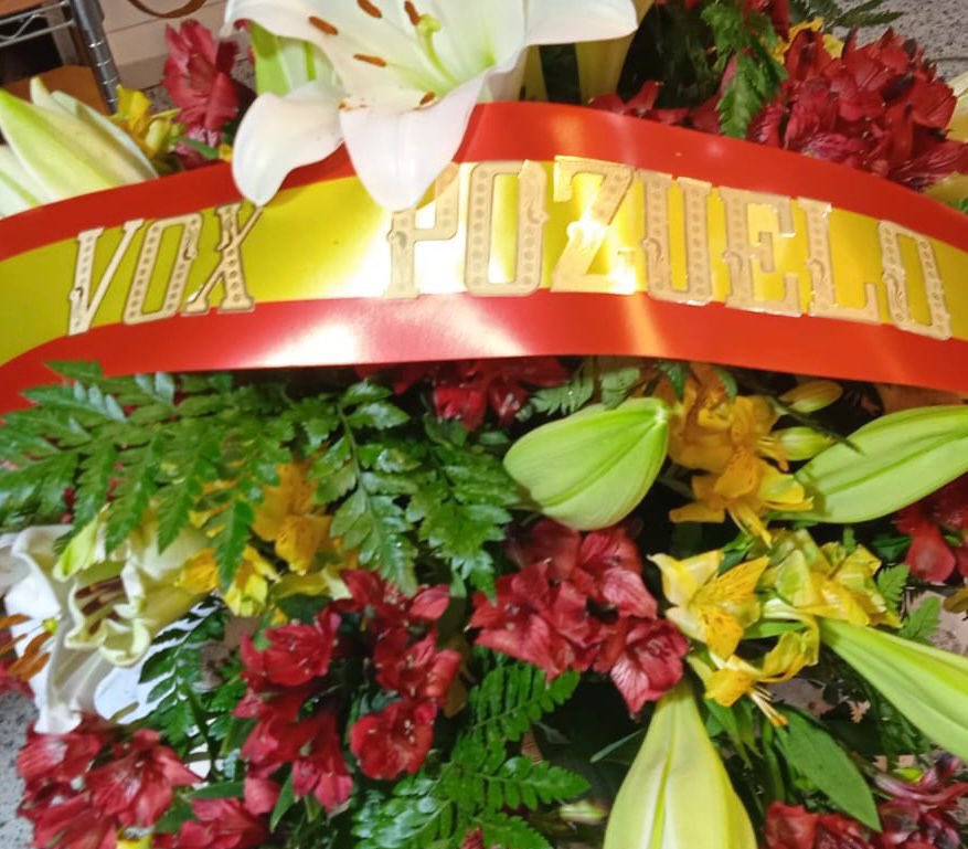 Vox_Pozuelo's tweet photo. 🎉 Este fin de semana hemos celebrado las fiestas del barrio de Húmera en honor a San Gregorio.

💐 Los afiliados de @VoxPozuelo honraron ayer al Santo en la ofrenda floral realizada en la Parroquia de Santa María Magdalena.

#CuidaLoTuyo 
#CuidaTusTradiciones 
#PozuelodeAlarcón https://t.co/b2cKU7Uavf