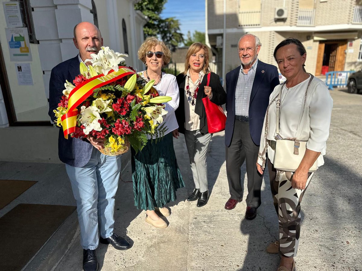 Vox_Pozuelo's tweet photo. 🎉 Este fin de semana hemos celebrado las fiestas del barrio de Húmera en honor a San Gregorio.

💐 Los afiliados de @VoxPozuelo honraron ayer al Santo en la ofrenda floral realizada en la Parroquia de Santa María Magdalena.

#CuidaLoTuyo 
#CuidaTusTradiciones 
#PozuelodeAlarcón https://t.co/b2cKU7Uavf