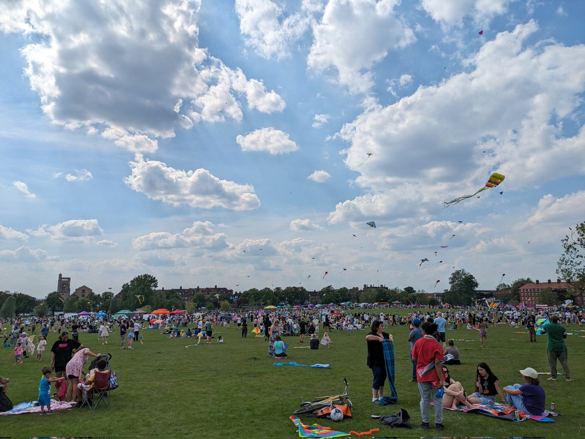 SimonABanfield's tweet image. Beautiful afternoon on #StreathamCommon, for the quintessentially wonderful #StreathamKiteDay.
Impeccably organised as ever @Rookery100.