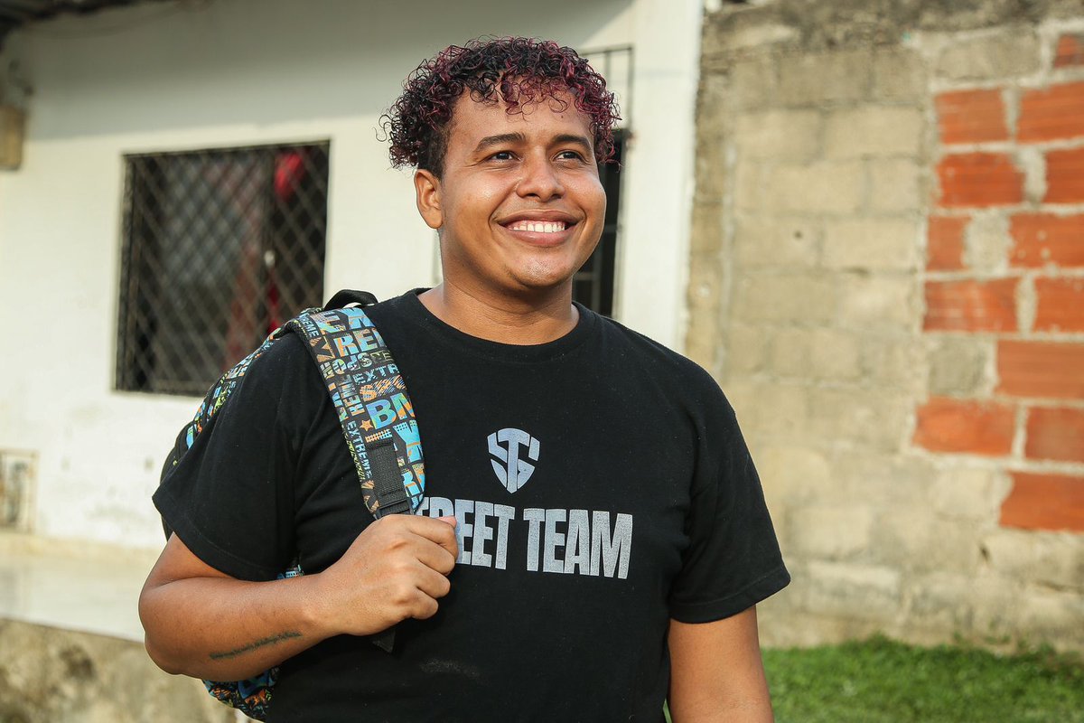 Después de pasar por la muerte de su mamá, el asesinato de amigos, el rechazo por ser “marica”, como le decían, Luis se convirtió en líder de Street Team, un grupo de bailarines de la comunidad LGBTI  que resiste en El Pozón, #Cartagena. 🌿
Su historia en bit.ly/luispozón