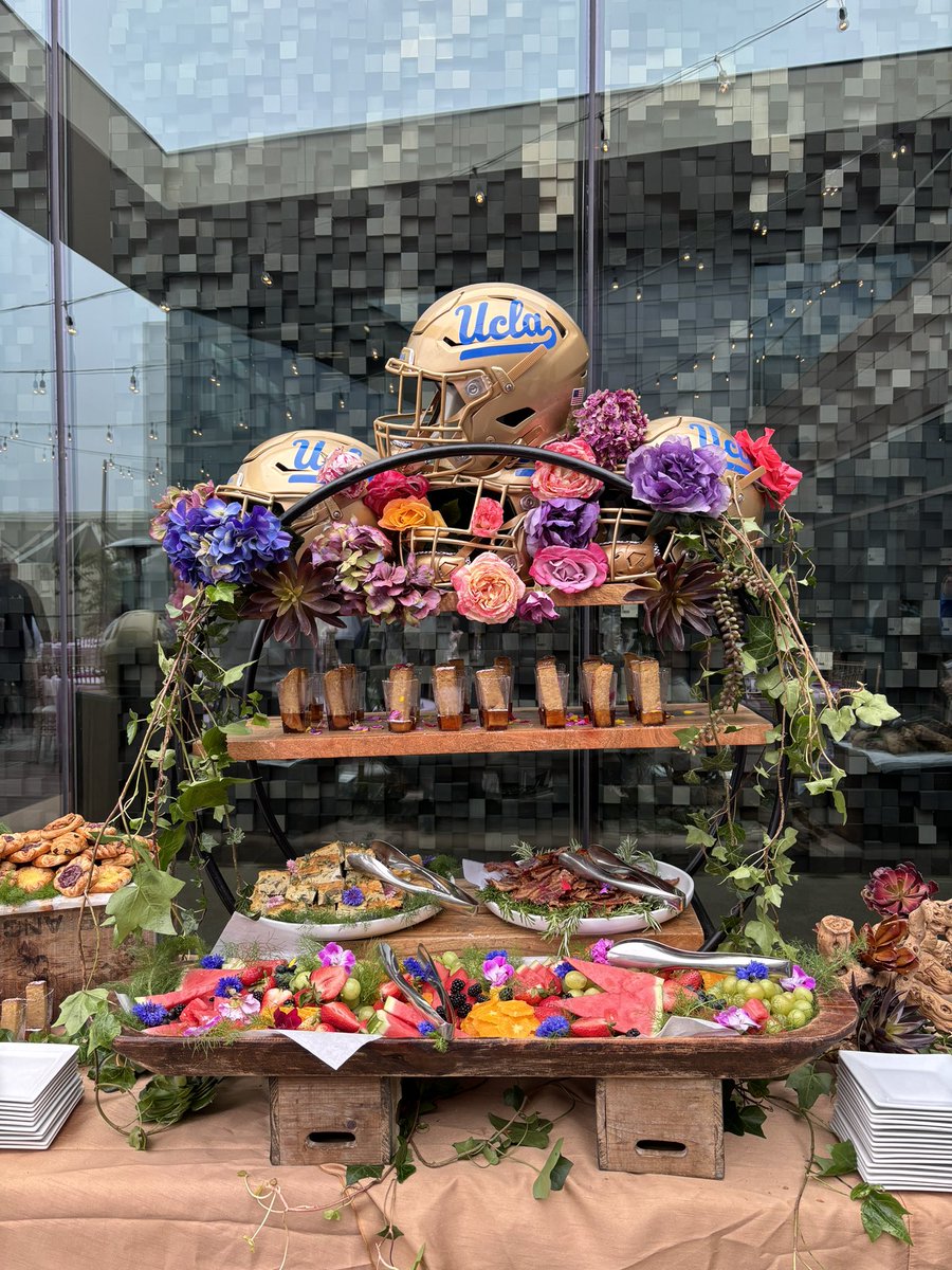 Such a special OV today! 🌸🌼

Happy Mothers Day from <a href="/UCLAFootball/">UCLA Football</a> 🐻💙💛