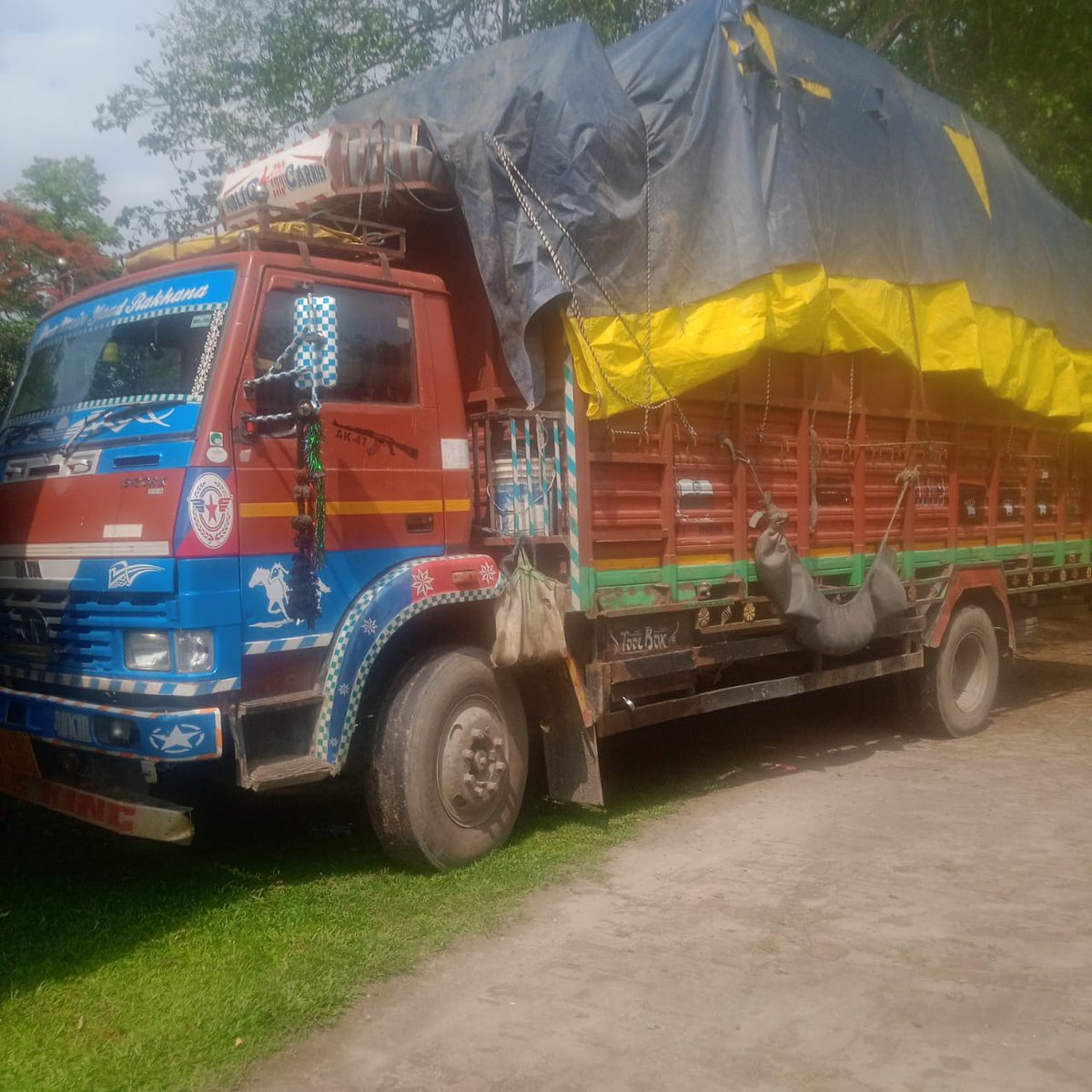 Well done Excise Assam !

Acting on a tip off, Nagaon Excise Team conducted an operation on 09/05/2024and intercepted a truck carrying 160 cases of IMFL(for sale in Meghalaya).

#IllegalLiquorFreeAssam