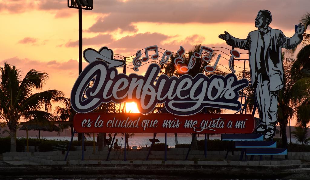 🤩 La puesta de sol junto al malecón es una opción ideal e imperdible para quienes visitan #Cienfuegos 

#CubaUnica #InfoturCienfuegos #CubaÚnica #PuestaDeSol