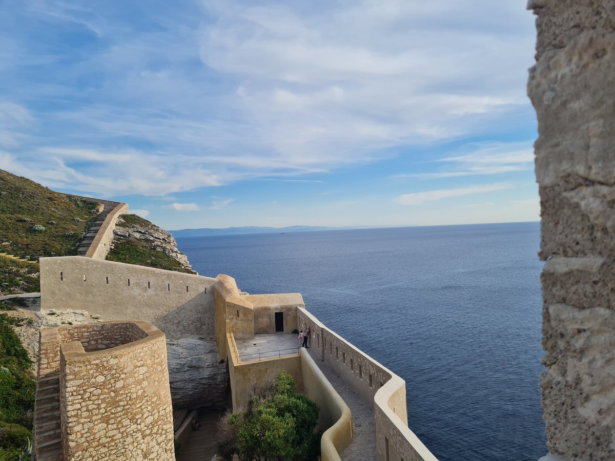 Le merveilleux patrimoine naturel, historique et architectural de la #Corse @MairieBonifacio