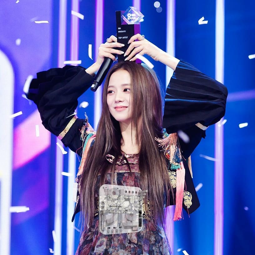 #JISOO  is now the first  and only BLACKPINK soloist  to have  9 music show awards without collaboration.