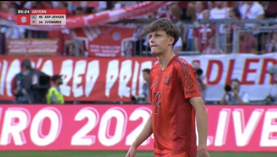 Tjek lige hvor fedt det her er, den 18 årige 🇩🇰 Jonathan Asp-Jensen har fået debut for Bayern München! Wauw, det er kæmpestort! 👏🏼👏🏼👏🏼👏🏼