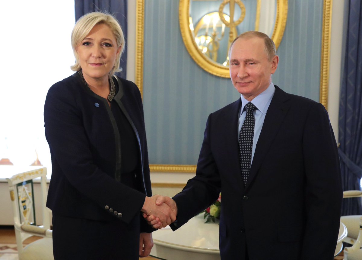 🚨 EN DIRECT : Marine Le Pen prise en photo avec un néonazi à son insu.
