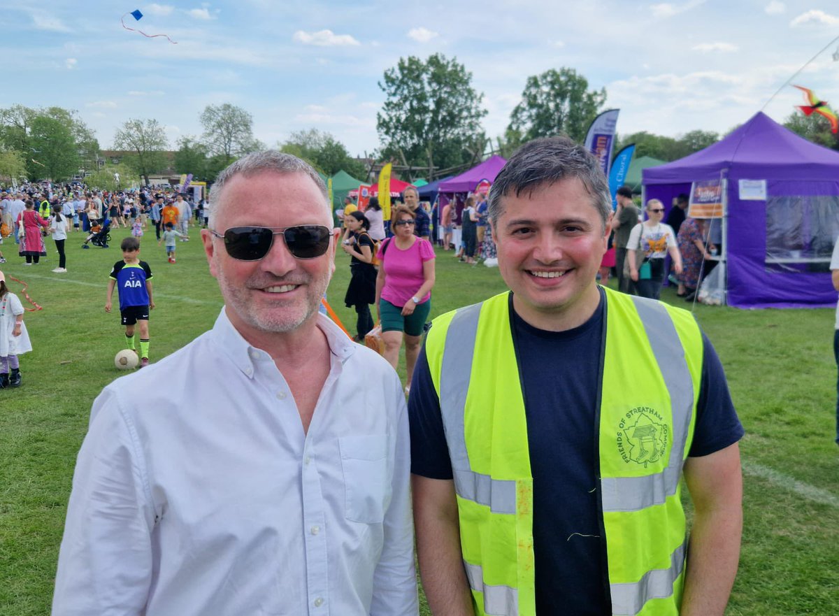 Beautiful day on #Streatham Common for #StreathamKiteDay! It was great to see so many local residents there and to show the @MayorLBLambeth @jp_sw9 and @SteveReedMP around the stalls. Massive thanks to @Rookery100 and the team of volunteers for ensuring the day ran smoothly.