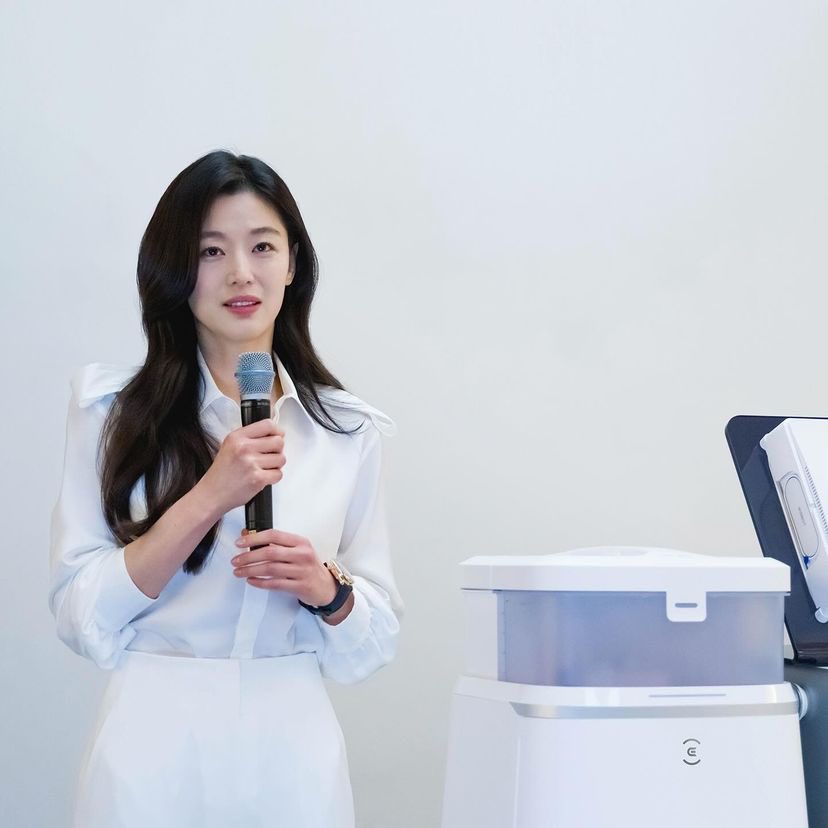 📷| Jun Jihyun na conferência de imprensa para a 'ECOVACS', que aconteceu em Seongsu-dong, Seul. 

#JunJiHyun #JeonJihyun
#전지현 #GiannaJun
