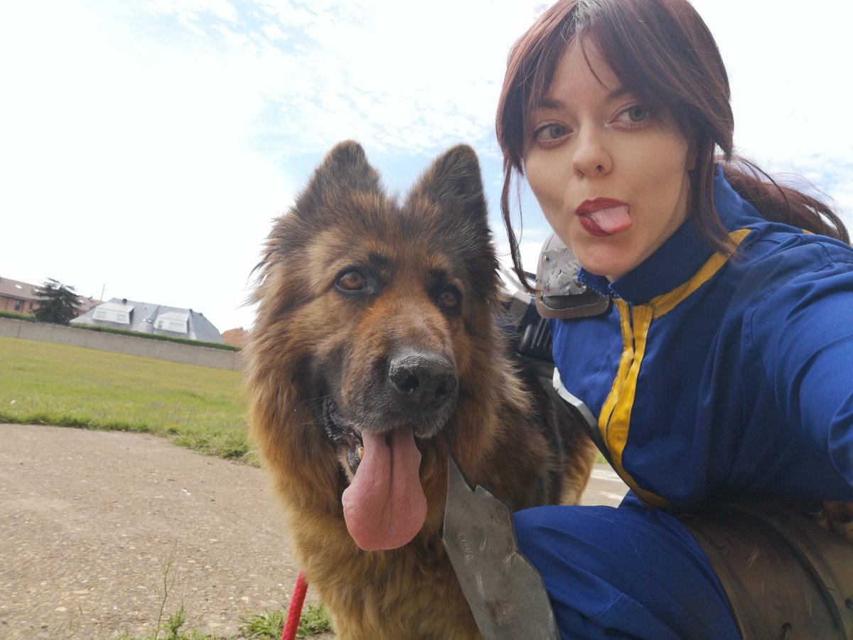 Oki doki! Hoy tuve una sesión de Lucy, protagonista de la nueva serie de Fallout!! Es uno de mis juegos favoritos y la serie me ha turboflipado. En la sesión me acompaño mi Albóndiga personal🐶💙 Se vienen fotitos! Vamos al lío a todo gas.