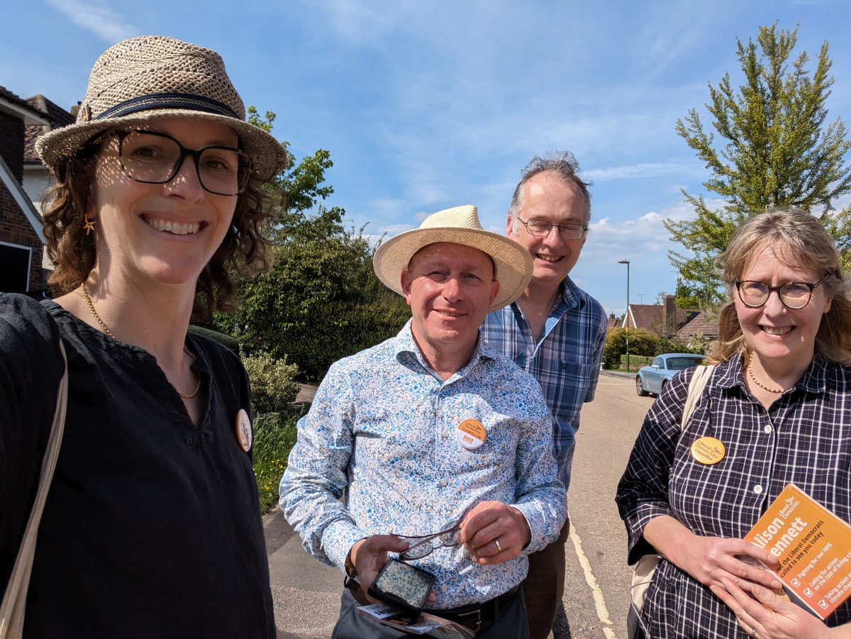 Another sunny afternoon in Mid Sussex getting a warm reception for Alison Bennett in Haywards Heath @AlisonEBennett and the @LibDems @SELibDems 
#midsussex #GeneralElectionlNow