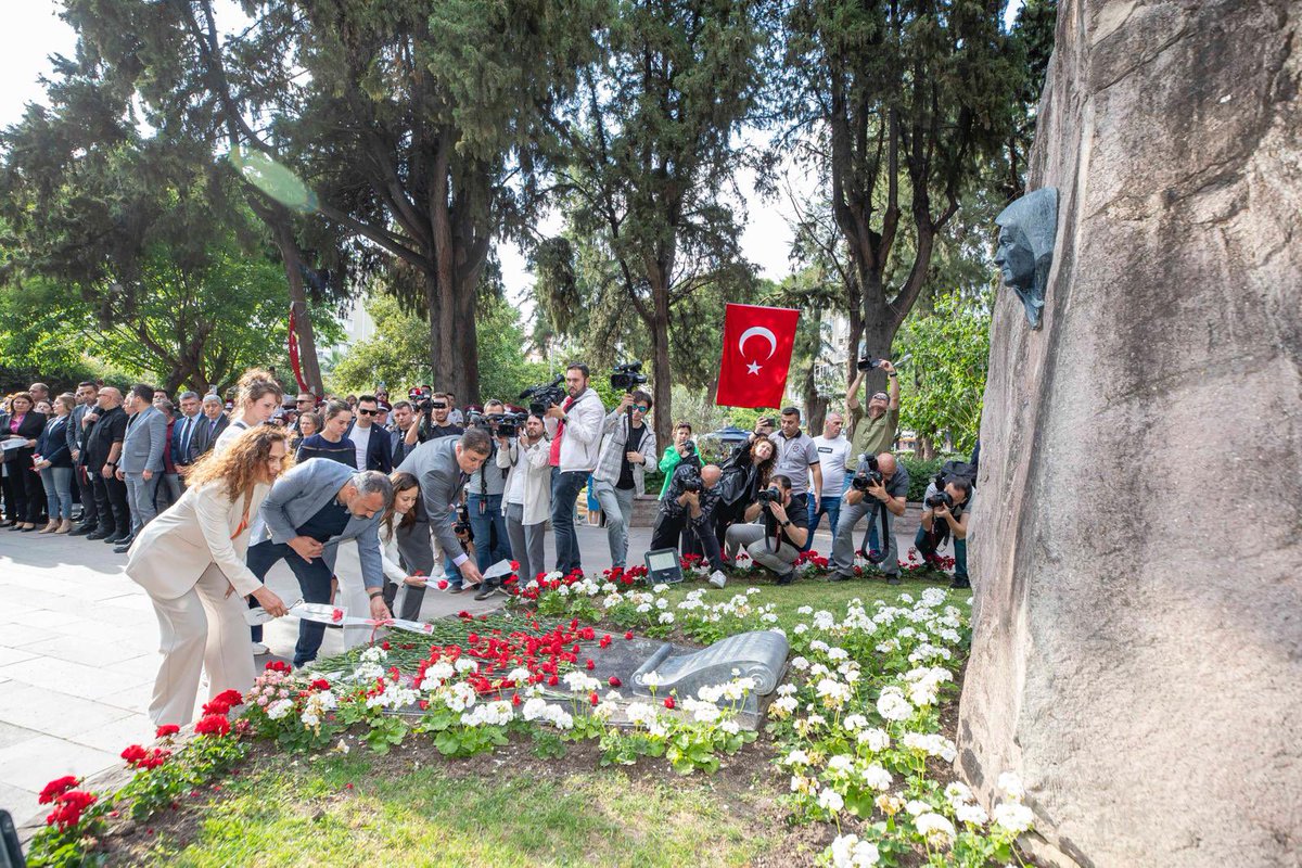 Genel Başkanımız Sayın Özgür Özel ile birlikte Anneler Günü’nde Atamızın bize emanet ettiği Zübeyde Annemizin anıt mezarını ziyaret ettik. En önemli görevimiz olan Cumhuriyet’imizin değerlerini savunurken, ona mutlaka eşlik etmesi gereken kadın haklarının savunucusu olmamız…