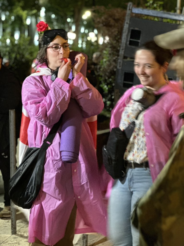 Protesters are getting ready to stay in front of the parliament over night. Third hearing of controversial „foreign agent“ law starts tomorrow morning. #TbilisiProtests #Georgia