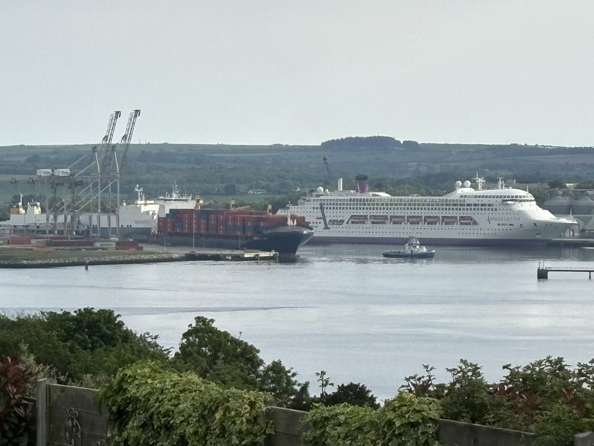 A busy Ringaskiddy @PortofCork of Sunday evening 👍💪🇮🇪