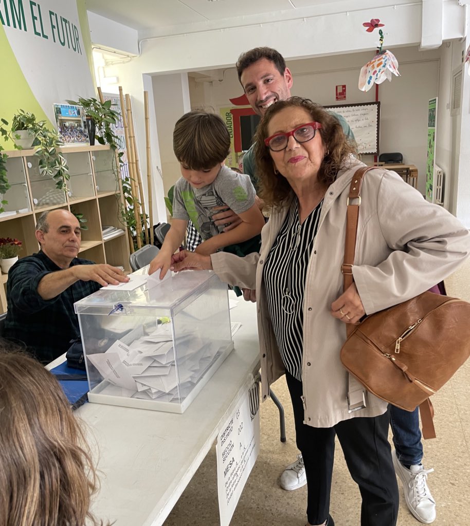 dcruzf's tweet photo. Votar avui és un dret, però com em van ensenyar, hem d'explicar als petits que no sempre ha estat així.

Tota la família votem @SomComuns perquè sabem de la importància de l'educació i la sanitat pública. Si a sobre apareix el fill d'una manxega, l'orgull de mare es multiplica 🥰 https://t.co/VBjos3ZWvP